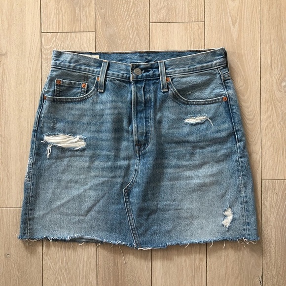 Levi’s Distressed Denim Mini Skirt in Light Blue Size 29 - Picture 1 of 10